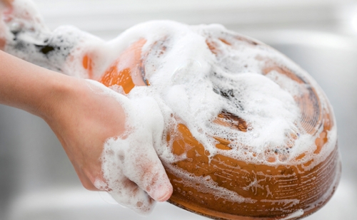Cleaning frying pans